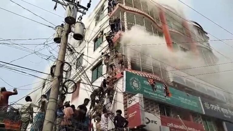 バゲルハットのビル火災で1人死亡、44人負傷