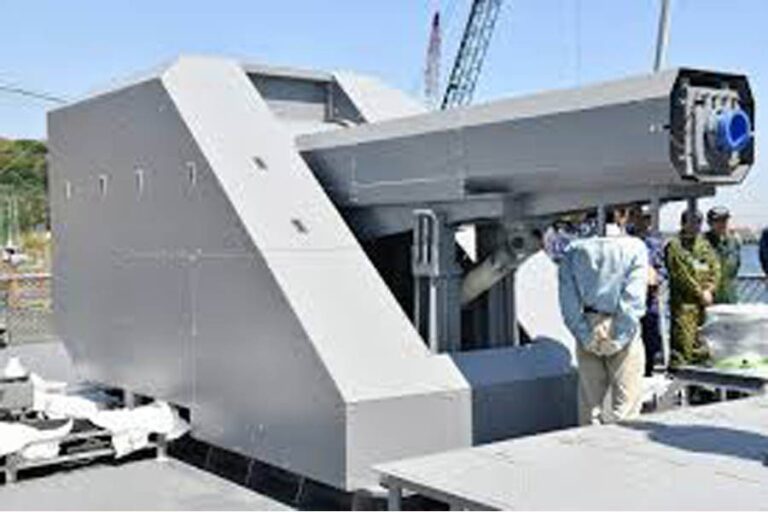 日本が防衛博覧会で未来の「レールガン」を披露