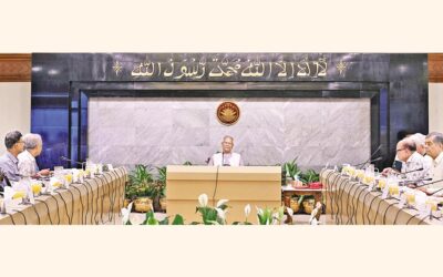 諮問委員会の会議を主宰するチーフアドバイザーのムハマド・ユヌス教授