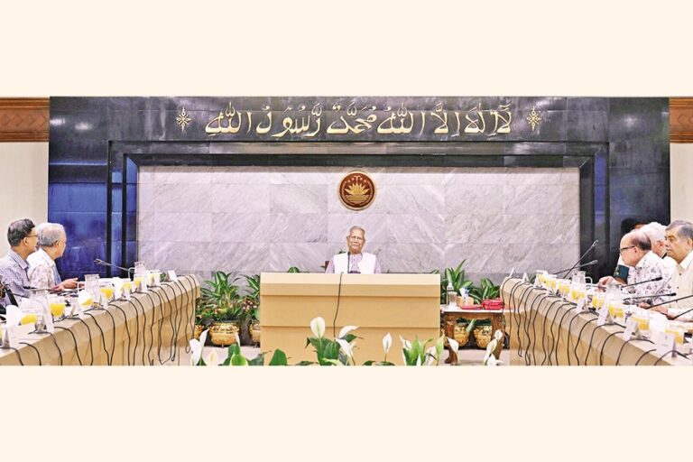 諮問委員会の会議を主宰するチーフアドバイザーのムハマド・ユヌス教授