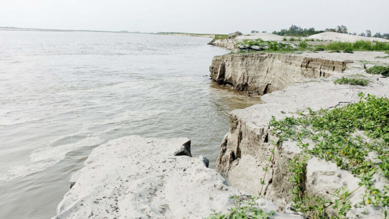 ジャムナの浸食が地元住民にパニックを引き起こす