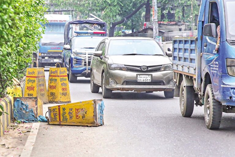 道路の分離帯の近くにコンクリート製の交通ブロックが点在している