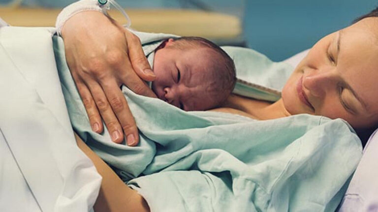 私の腕の中で、あなたは成長します：KMCを通して新生児の命を救う