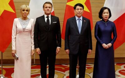 マクロン大統領、ベトナムで米中間の第三の道を提案
