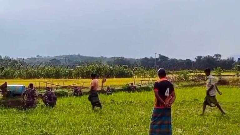 BSFは200タカ、水筒、食料パックを持って14人を押し込んだ