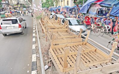 歩道の行商人が使う仮設の木造屋台