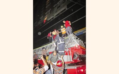 消防士が複数階建ての建物から人々を救出