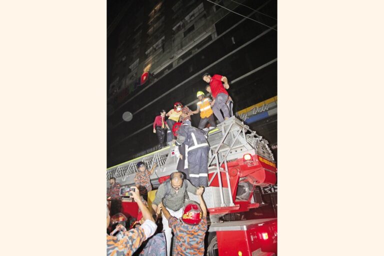 消防士が複数階建ての建物から人々を救出