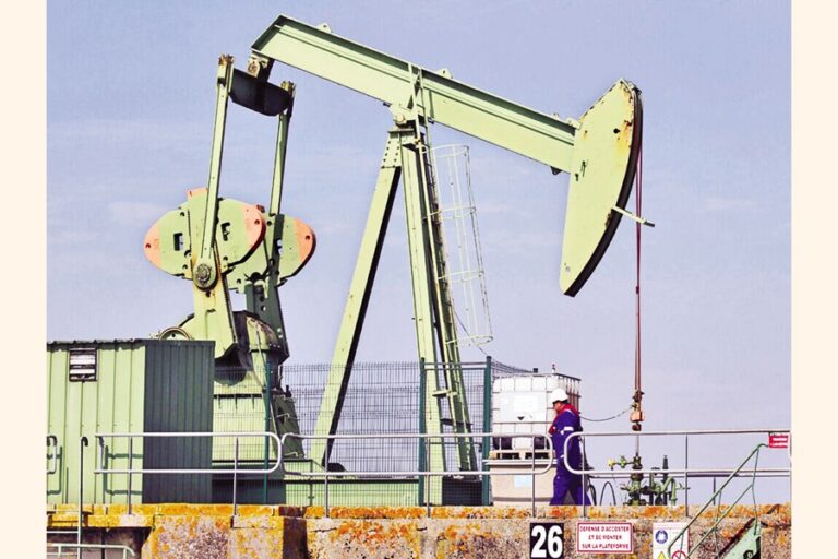市場が米中貿易協議に注目する中、原油価格は安定