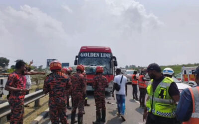 バスが救急車に衝突、家族4人死亡