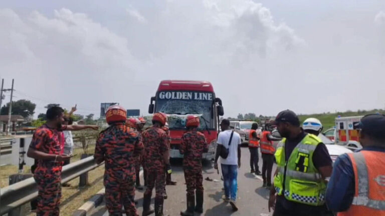 バスが救急車に衝突、家族4人死亡