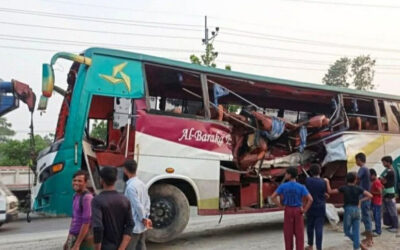 クミラでバスがトラックに追突、運転手死亡、10人負傷