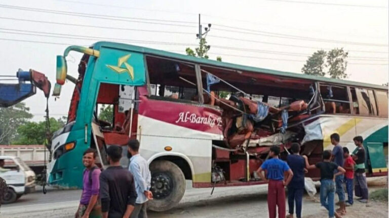 クミラでバスがトラックに追突、運転手死亡、10人負傷