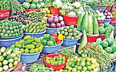 ダッカの市場で野菜の価格が上昇