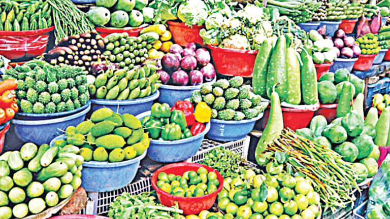 ダッカの市場で野菜の価格が上昇