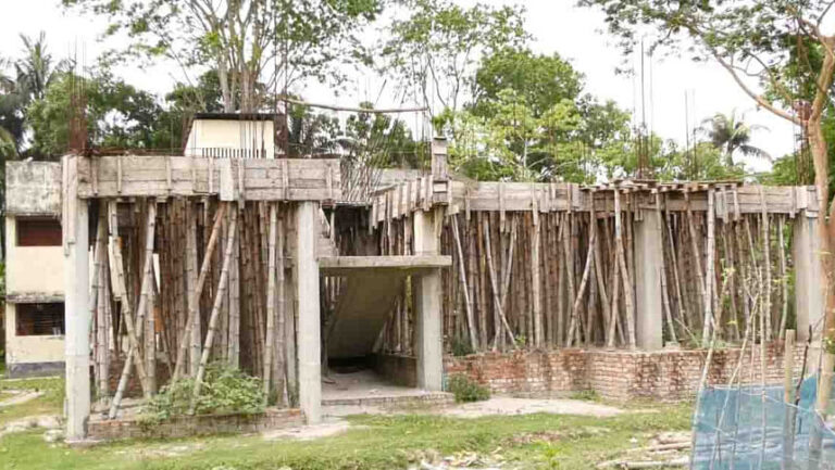 病院建設計画が17年間停滞し、地元住民が苦境に立たされる
