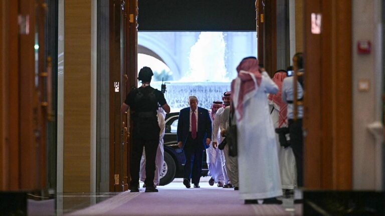 トランプ大統領が歓迎される中、サウジアラビアは米国の兵器やAIに巨額投資