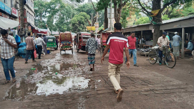 タンガイルの町の道路のほとんどは老朽化している