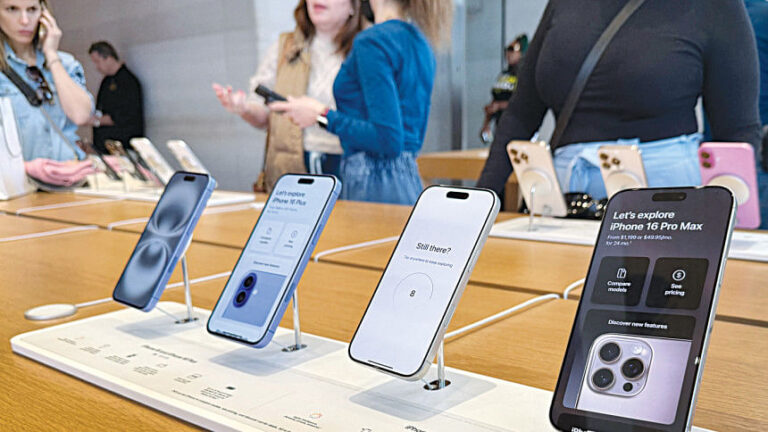 アップルは9億ドルの関税打撃を予想、米国からのiPhone供給はインドへ