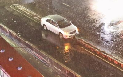 雨で車がそこに立ち往生した