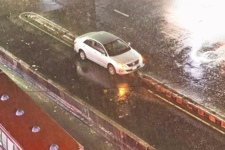 雨で車がそこに立ち往生した