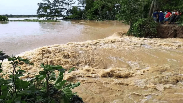 シレットの雨水河川が危険水位を超え、洪水の恐れ
