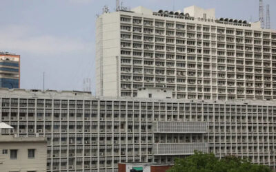 政府条例に抗議：事務局職員が3人の顧問に覚書を提出