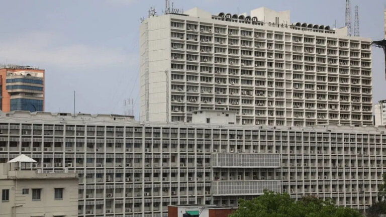 政府条例に抗議：事務局職員が3人の顧問に覚書を提出