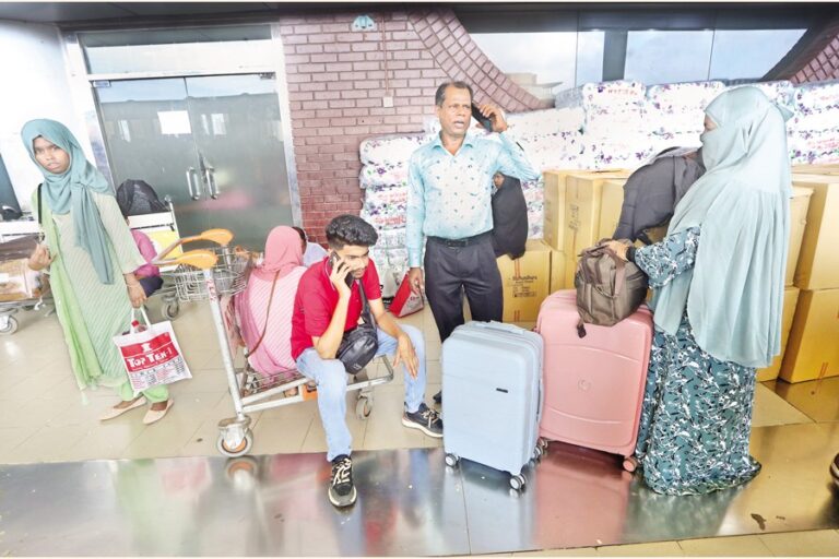 航空便が欠航、数千人が足止め