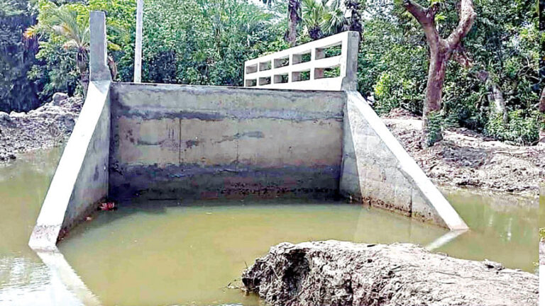 暗渠がアクセス不能なままで地元住民が苦しんでいる