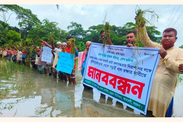 バルグナの農民は浸水を防ぐための水門の建設を要求
