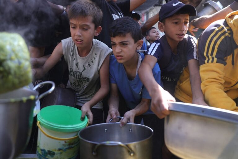 イスラエルの攻撃でガザ地区で70人以上が死亡、援助関連の死者も増加