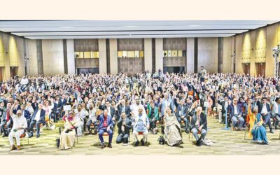 チーフアドバイザーのムハマド・ユヌス教授が、第15回ソーシャルビジネスデーの参加者との写真撮影に応じる。