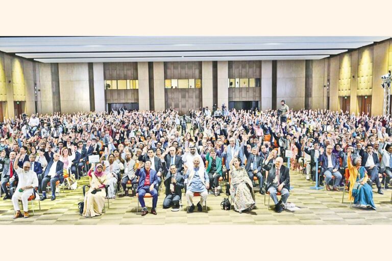 チーフアドバイザーのムハマド・ユヌス教授が、第15回ソーシャルビジネスデーの参加者との写真撮影に応じる。