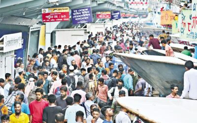 帰国旅行者で満員の列車、バス、船
