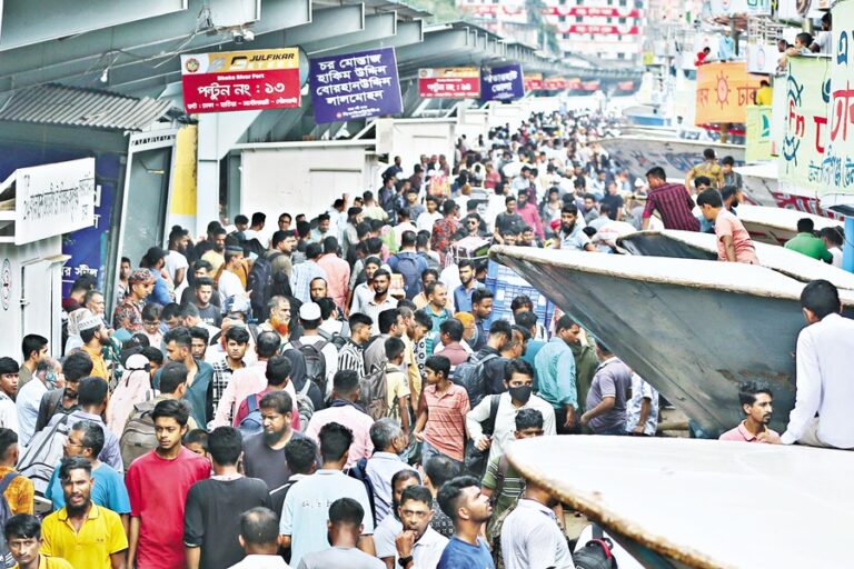 帰国旅行者で満員の列車、バス、船