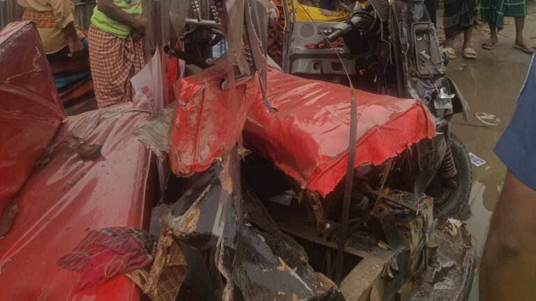ファリドプルでバスと人力車の衝突、5人死亡