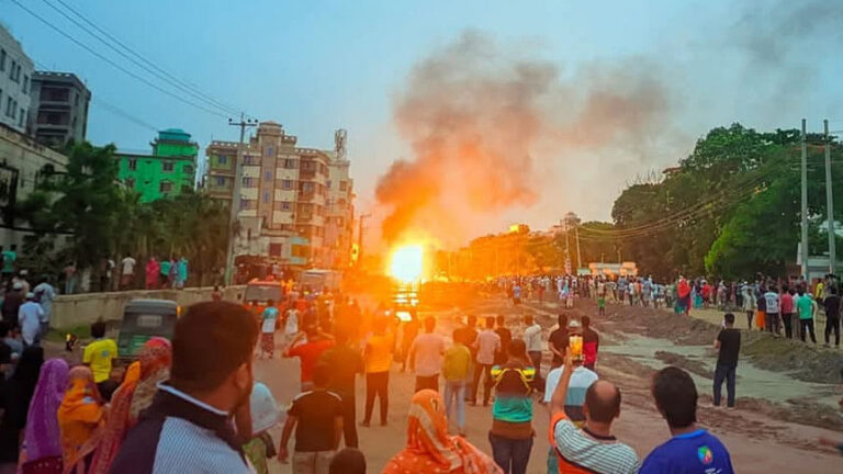 ボンベを積んだトラックが横転し、爆発が発生