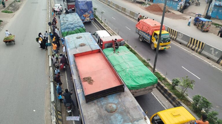 イード旅行客、ダッカ・アリチャ高速道路で渋滞と運賃値上げに直面