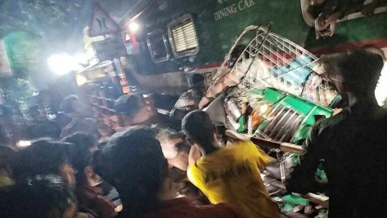 カルーガット橋で列車とオートリキシャが衝突、1人死亡