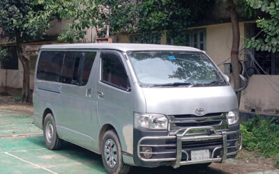外国人居住者とその家族を乗せた車両が強盗に遭う