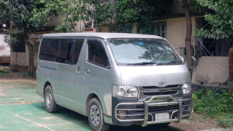 外国人居住者とその家族を乗せた車両が強盗に遭う