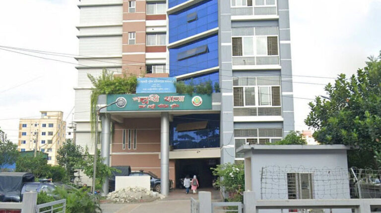 ミルプール11号から男性の切り刻まれた遺体が回収される