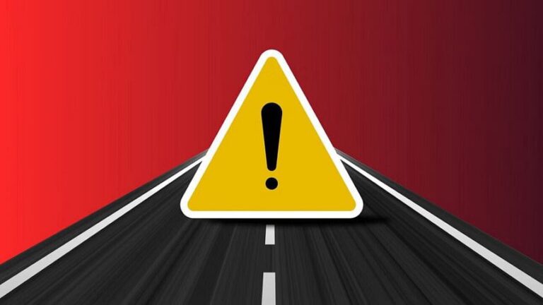 道路で母と娘を含む4人が死亡