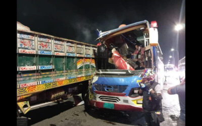 パドマ橋でバスがトラックに追突、2人死亡、10人負傷