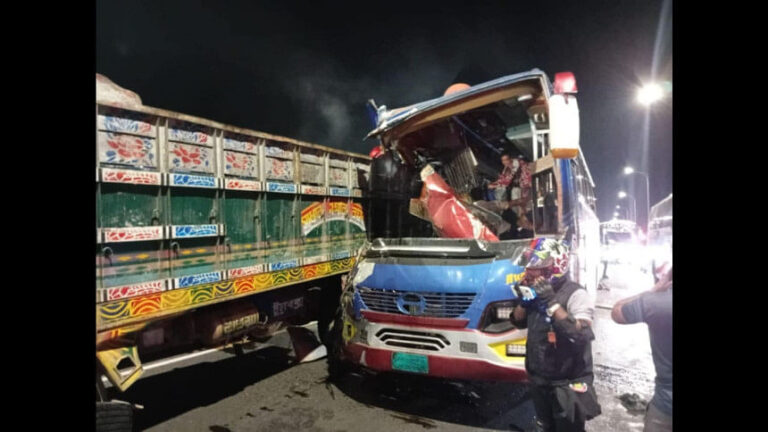 パドマ橋でバスがトラックに追突、2人死亡、10人負傷