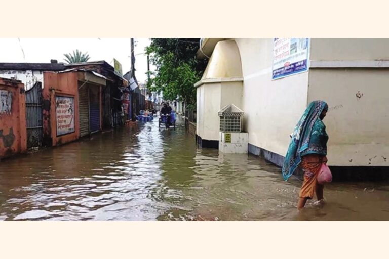 チャンドプルで豪雨が公共の苦境を引き起こす