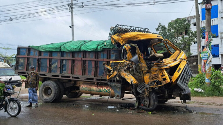 道路で6人が死亡