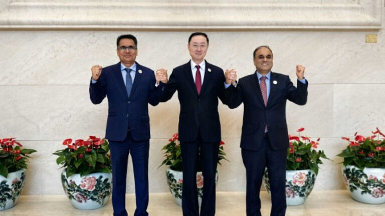 ダッカ、北京、イスラマバードが三国間協力について協議