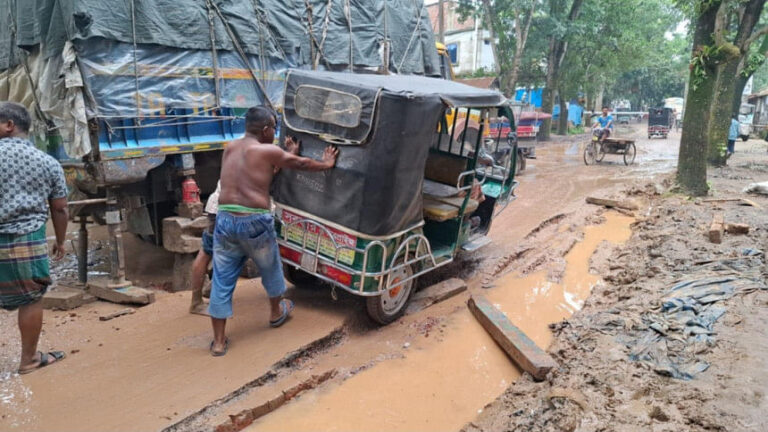 タンガイルの道路が老朽化し地元住民に打撃を与える